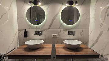 Deluxe-Dreibettzimmer | Badezimmer | Dusche, Haartrockner, Handtücher, Seife