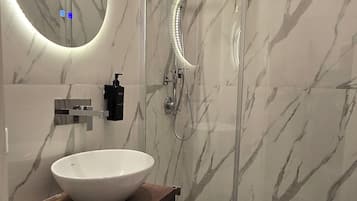 Ducha, secador de pelo, toallas, jabón