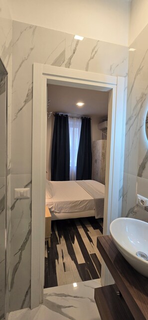 Standard szoba kétszemélyes ággyal | Fürdőszoba | Zuhanyzó, hajszárító, törölközők és szappan