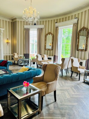 Lobby sitting area - St Michael's Manor Hotel (St Albans)