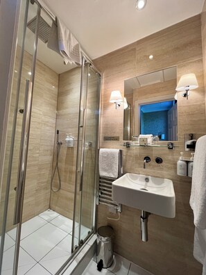 Deluxe Double Room, City View | Bathroom | Hair dryer, bathrobes, slippers, towels - St Michael's Manor Hotel (St Albans)