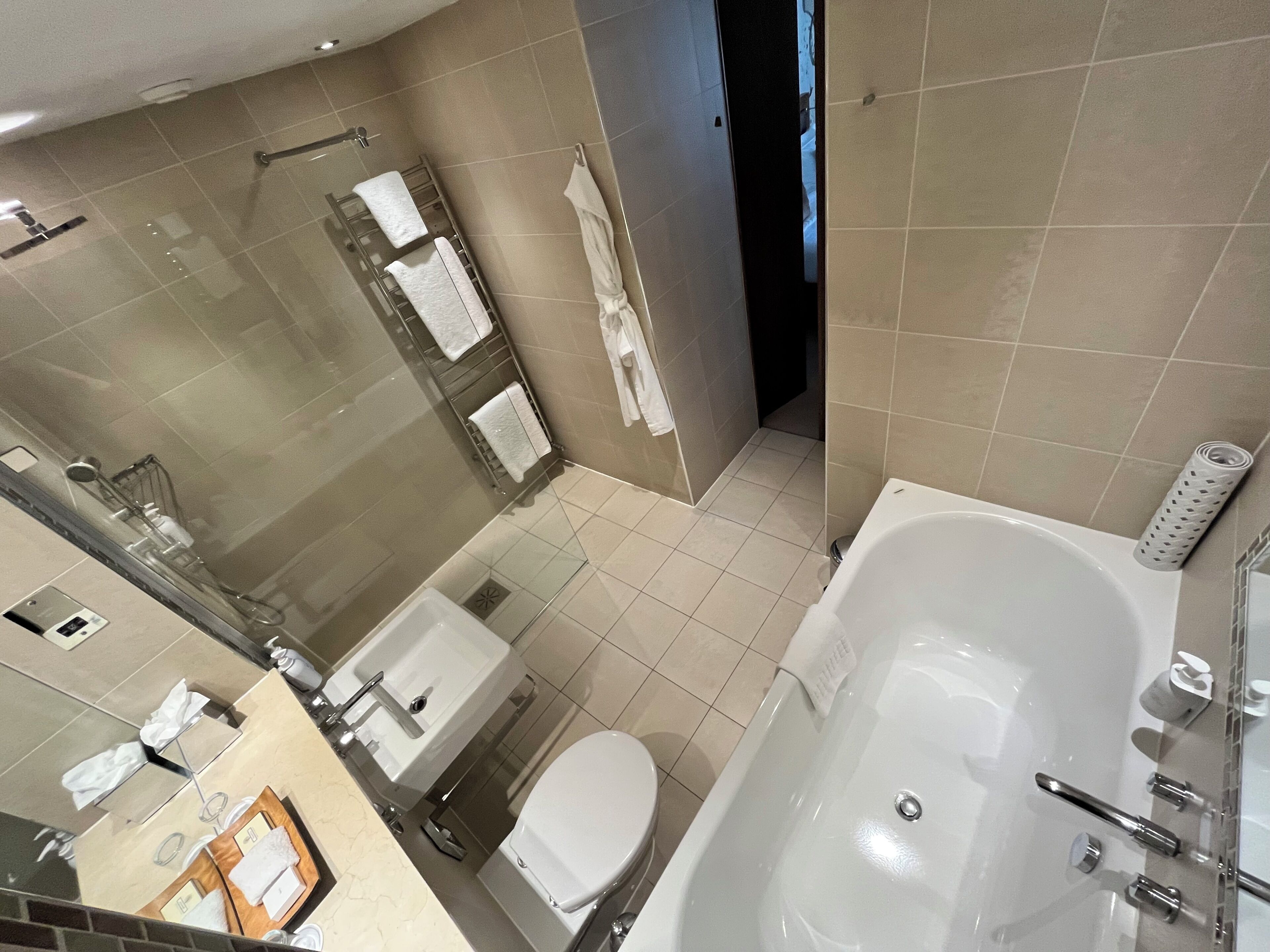 Un bagno moderno con vasca, WC, lavabo e zona doccia.