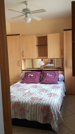 4 Schlafzimmer, Bügeleisen/Bügelbrett