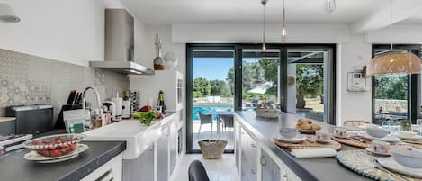 Perhehuvila, 4 makuuhuonetta, yksityinen uima-allas (Villa Tartaruga Luxury With Pool) | Yksityinen keittiö