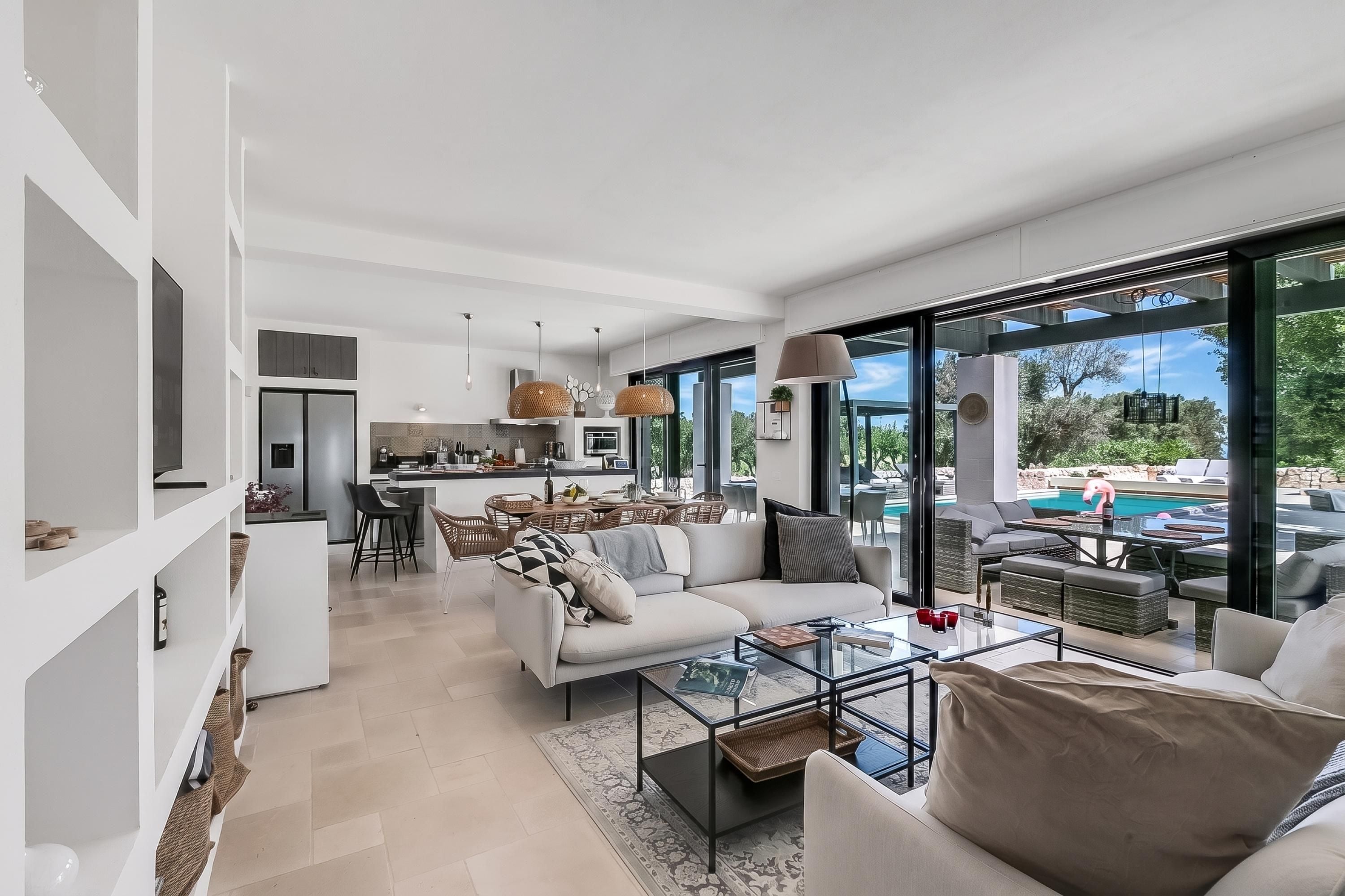Un amplio salón con un gran ventanal, comedor y cocina.