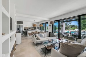 패밀리 빌라, 침실 여러 개 (Villa Tartaruga Luxury With Pool) | 거실 공간 | 케이블 채널 시청이 가능한 21인치 평면 TV