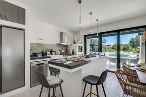 Familievilla - 4 soveværelser (Villa Tartaruga Luxury With Pool) | Privat køkken | Køleskab, ovn, kogeplade, opvaskemaskine