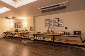 Daily buffet breakfast (INR 300 per person)