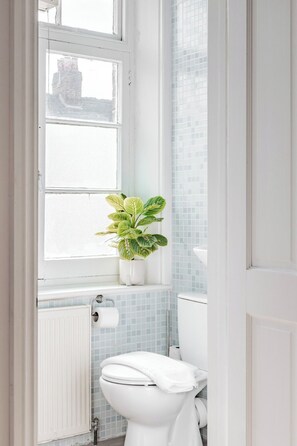 Douche, serviettes fournies, papier toilette