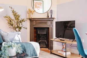 Televisión y chimenea 