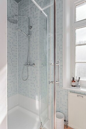 Douche, serviettes fournies, papier de toilette