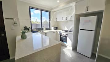 Frigorífico, microondas, horno y placa de cocina