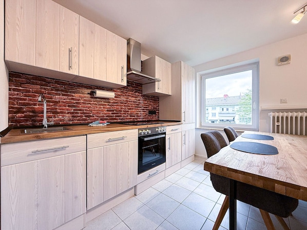 Fridge, oven, stovetop, dishwasher