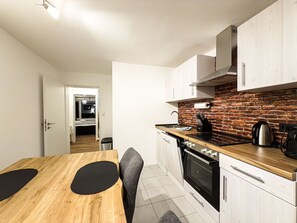 Kjøleskap, ovn, kokeplater og oppvaskmaskin