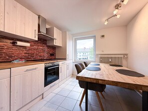 Fridge, oven, stovetop, dishwasher