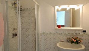Haartrockner, Handtücher, Seife, Toilettenpapier