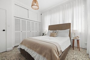 1 chambre, bureau, fer et planche à repasser, lit parapluie