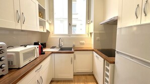 Kjøleskap, mikrobølgeovn, ovn og kokeplater