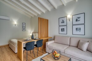 Leilighet – superior | Oppholdsområde | En 24-tommers Flatskjerm-TV med kabel-kanaler