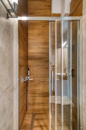 Duplex | Bathroom | Shower, free toiletries, hair dryer, bathrobes