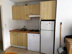 Réfrigérateur, micro-ondes, plaque de cuisson, lave-vaisselle