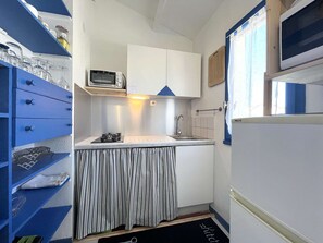 Kylskåp, mikrovågsugn, spishäll och kaffe- och tebryggare