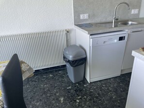 Réfrigérateur, micro-ondes, lave-vaisselle, cafetière/bouilloire