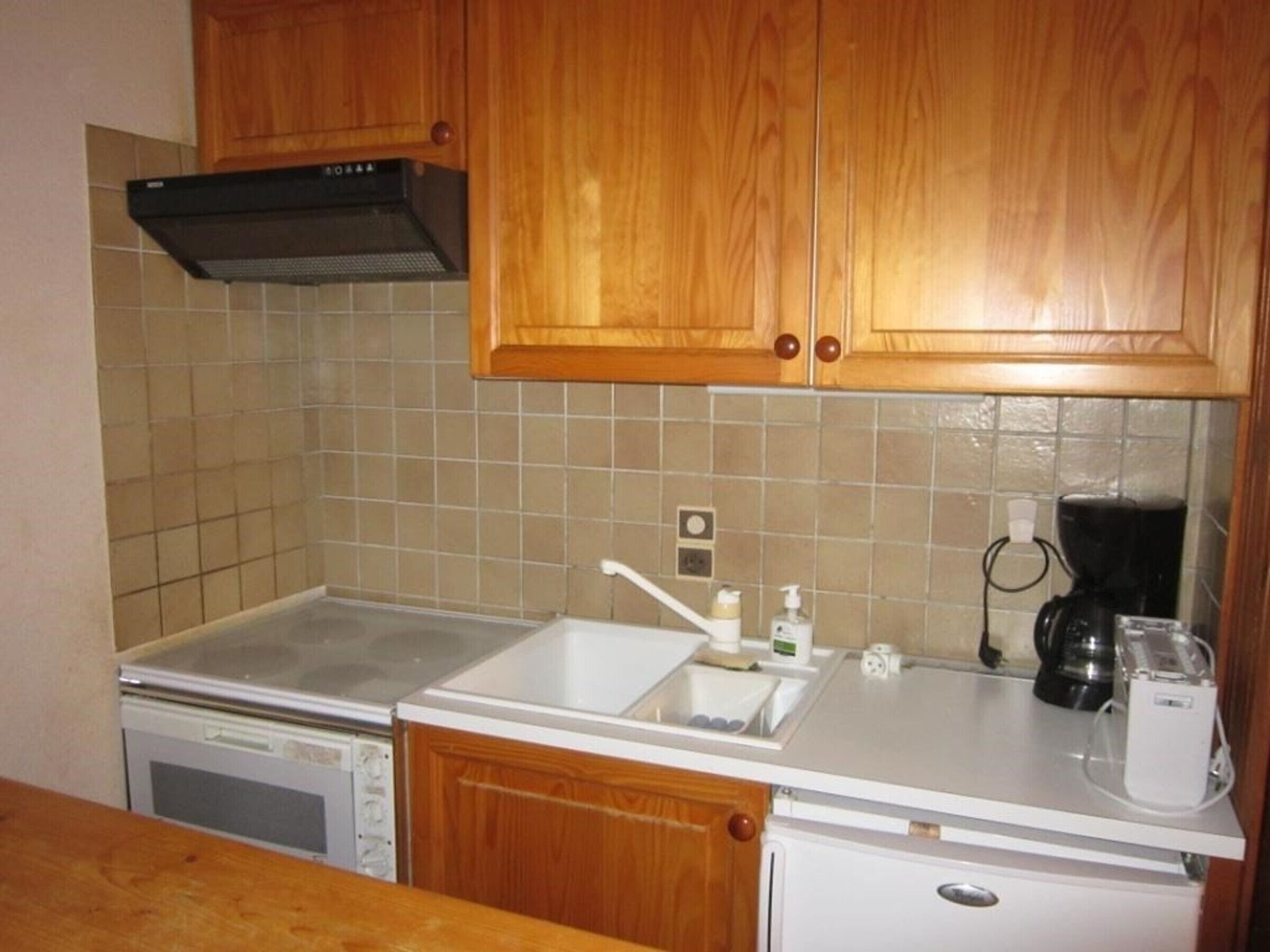 Wasserkocher mit Kaffee-/Teezubehör, Kühlschrank, Mikrowelle, Ofen