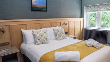 Quarto casal conforto | Escrivaninha, ferros/tábuas de passar roupa, Wi-Fi de cortesia