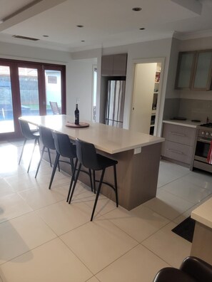 Micro-ondes, four, plaque de cuisson, lave-vaisselle