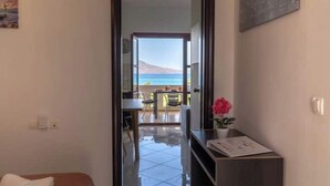 Ein Hotelzimmer mit Blick auf das Meer und die Berge.