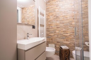 تجهيزات دش، مجففات شعر، مراحيض شطف، مناشف