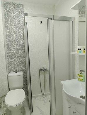 Standard Double Room | Bathroom | Shower, hair dryer, towels, soap - King Mas Suit (Istanbul)