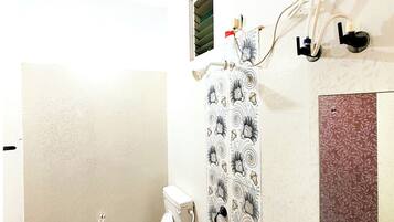 Douche, chaussons, serviettes fournies, savon