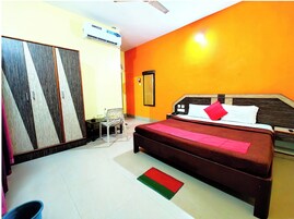 Ropa de cama hipoalergénica y caja de seguridad en la habitación 