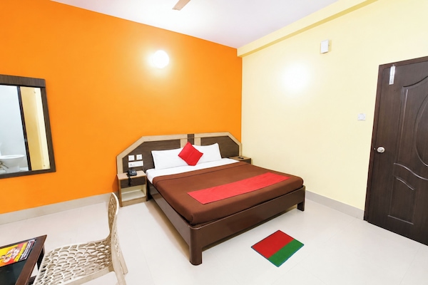 Hypo-allergenic bedding, in-room safe, desk, soundproofing