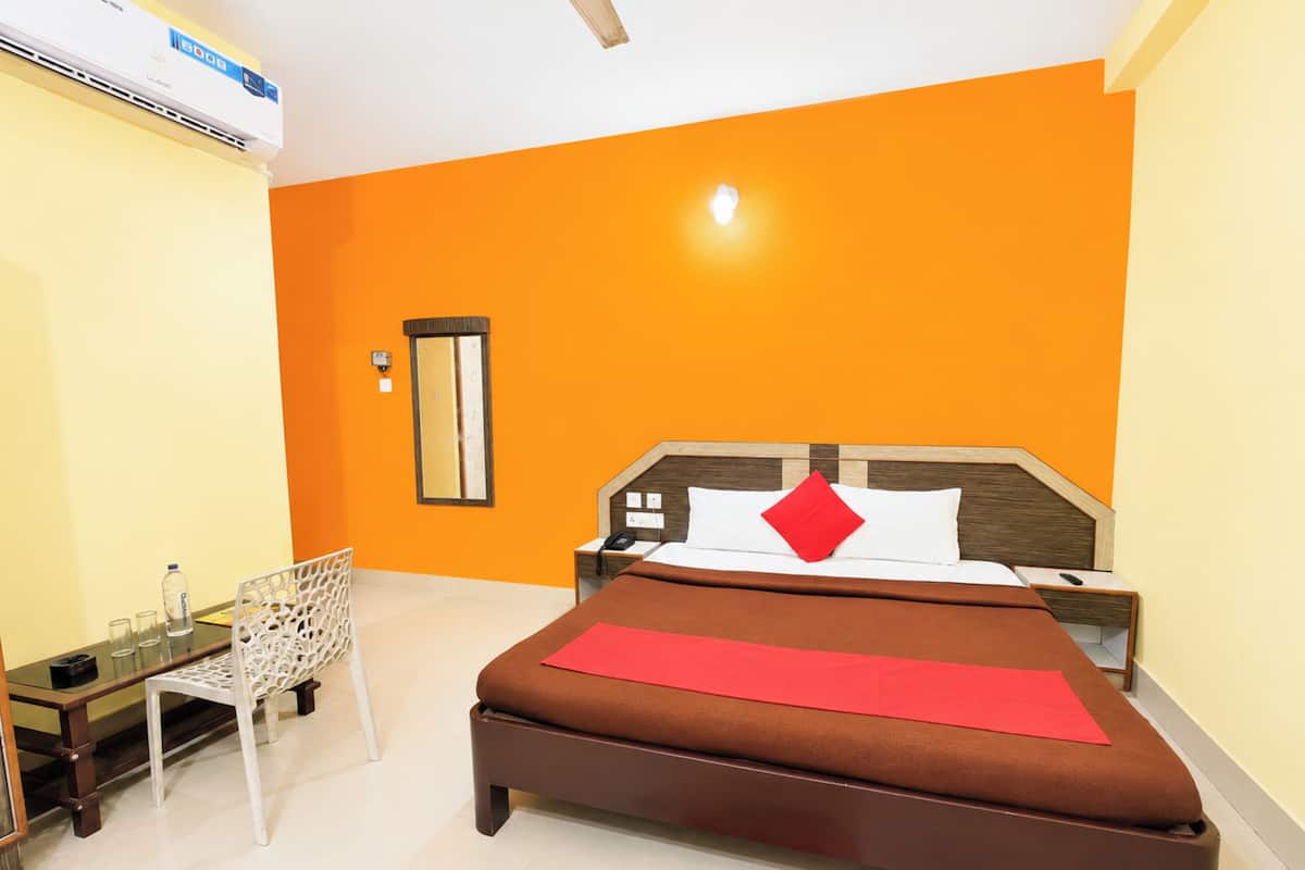 Hypo-allergenic bedding, in-room safe, desk, soundproofing