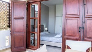 Ein Zimmer mit einem Bett, einem Schreibtisch und einem Stuhl.