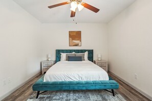1 Schlafzimmer, Schreibtisch, Bügeleisen/Bügelbrett, Reisekinderbett