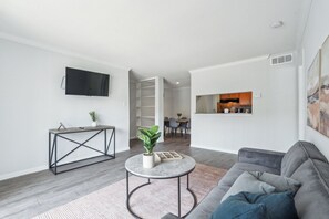 Televisión, chimenea y oficina 