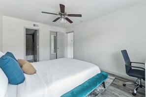 1 chambre, bureau, fer et planche à repasser, lit parapluie