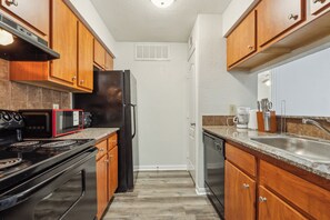 Kjøleskap, mikrobølgeovn, ovn og kokeplater