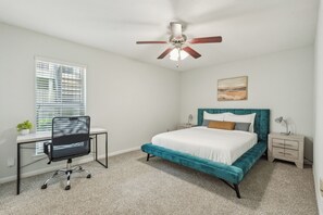 1 soverom, skrivebord, strykejern/-brett og reiseseng for barn