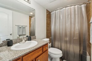 Articles de toilette gratuits, sèche-cheveux, serviettes fournies