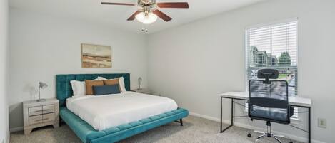 1 غرفة نوم ومكتب ومكواة/لوح كي وسرير سفر