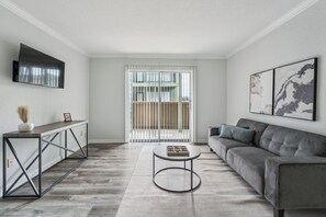 Een televisie en een kantoor