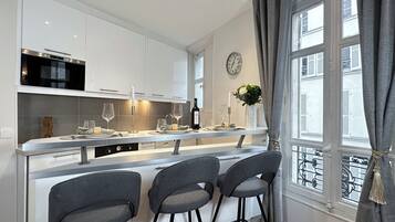 Superior Apartment, Courtyard View | Dining room