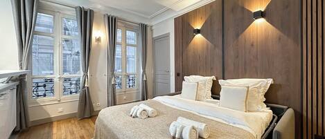 スーペリア アパートメント コートヤードビュー | リビング エリア | 80 cmのスマートテレビ (デジタル放送視聴可)