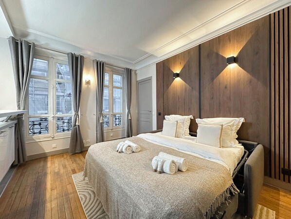 Superior Apartment, Courtyard View | Living area | 80-cm Smart TV with digital channels - 1535 Pont aux Choux (Paris)