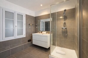 Appartement supérieur, vue sur la cour intérieure | Salle de bain
